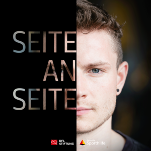 Max Lang, ein Gewichtheber, porträtiert. Er blickt selbstbewusst in die Kamera. Links im Bild steht in großen, weißen Buchstaben "Seite an Seite". Bundesliga Stiftung Logo und das Logo von "Sportshilfe" sind im unteren Bereich des Bildes zu sehen.
