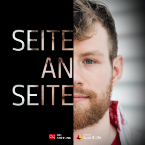 Richard Hübers, Fechter, im Porträt, halbseitig auf Schwarz-Weiß und halbseitig in Farbe dargestellt. Links im Bild "SEITE AN SEITE" als Schriftzug. Logos der Bundesliga Stiftung und von "Deutsche Sporthilfe" sind im unteren Bereich zu sehen.