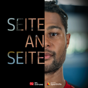 Serge Gnabry, Fußballspieler, Porträt, halbseitig, mit dem Schriftzug "Seite an Seite" im Hintergrund. Logo der Bundesliga Stiftung und Sporthilfe im unteren Bereich.