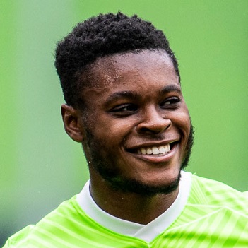 Lachender Fußballspieler Ridle Baku, Porträt.