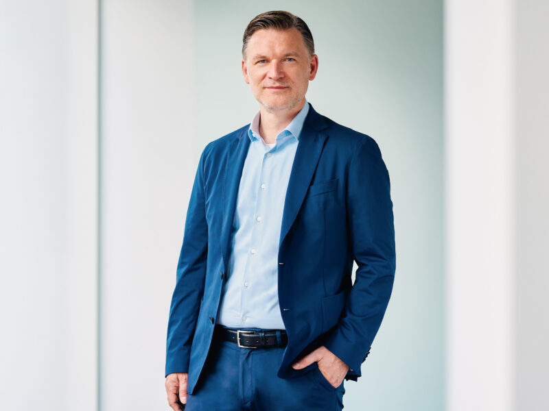 Jörg Degenhart, Mann in blauem Anzug mit Hemd, Porträt.