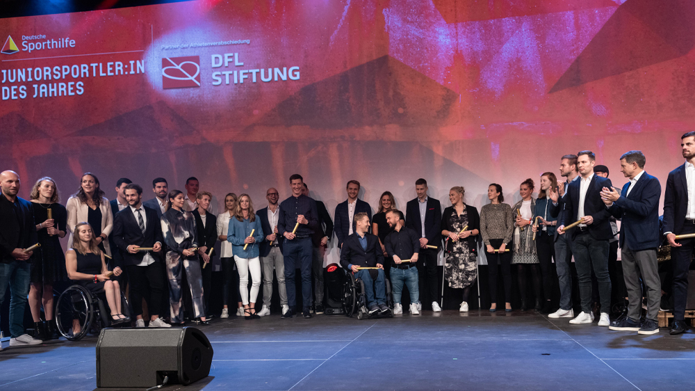 Die Teilnehmenden der Veranstaltung „Juniorsportler:in des Jahres“ 2021 in Düsseldorf stehen auf der Bühne.