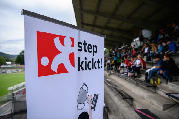 Roll-Up mit dem Logo step kickt!