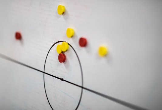 Gremien You can see a magnetic board with yellow and red magnets on it.