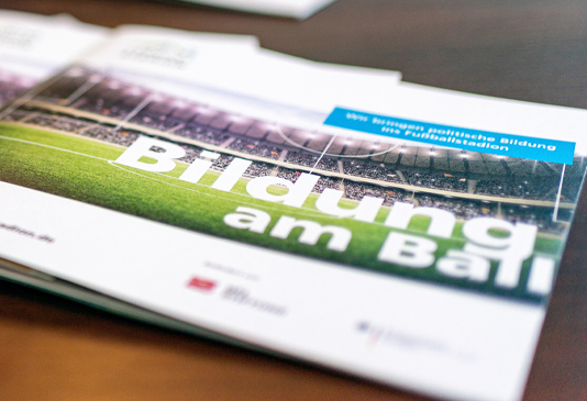 Lernort Stadion Partner: Broschüre mit Stadionmotiv und dem Schriftzug 
