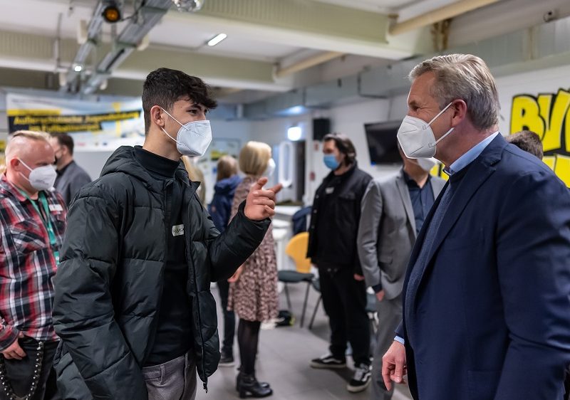 Kuratoriumsmitglied Christian Wulff im Austausch mit einem Jugendlichen.