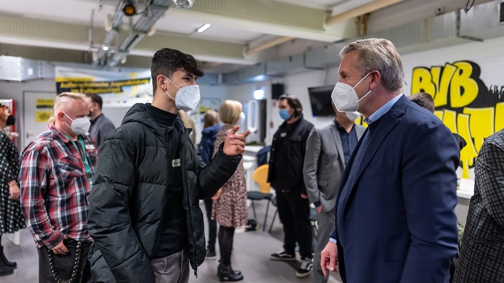 Kuratoriumsmitglied Christian Wulff im Austausch mit einem Jugendlichen.