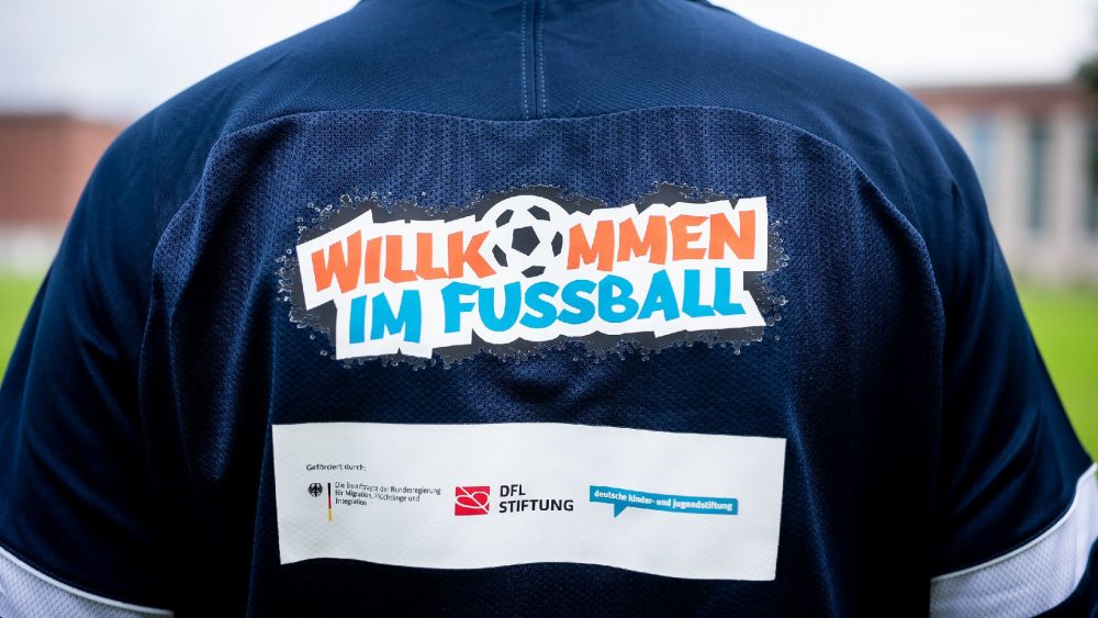 Trikot mit den Logos von Willkommen im Fußball und Partnerorganisationen.