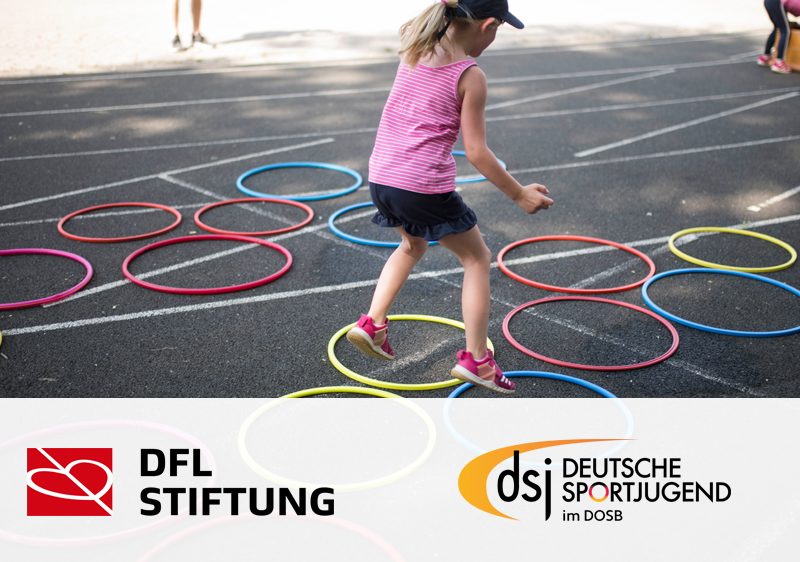Ein Mädchen läuft auf einer Tartanbahn durch bunte Reifen. Darunter sind die Logos der DFL Stiftung und der Deutschen Sportjugend zu sehen.