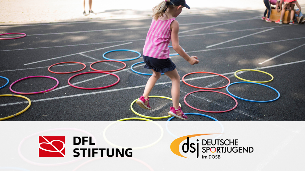 Ein Mädchen läuft auf einer Tartanbahn durch bunte Reifen. Darunter sind die Logos der DFL Stiftung und der Deutschen Sportjugend zu sehen.