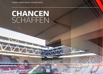 Überreichung eines Schecks in Höhe von 10.000 Euro der DFL Stiftung an den 1. FC Köln für einen Ausbildungsplatz. Vier Personen stehen vor einem Fußballfeld und halten den übergroßen Scheck.
