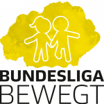 Drei Personen im Anzug halten je einen Fußball in den Händen, im Hintergrund eine blaue Wand.