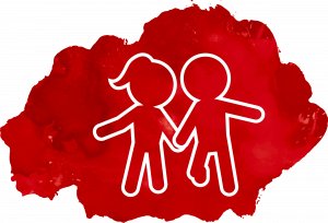 Drei Männer sitzen auf Stühlen an einem Tisch auf einer Bühne. Im Hintergrund eine orangefarbene Wand mit Silhouetten von Menschen, die die Arme heben.