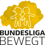 Jubelnde Kinder und Jugendliche stehen eng zusammen und freuen sich, einige heben die Arme hoch. Sie tragen sportliche Kleidung und stehen auf einem roten Untergrund vor einer Hecke und einem Gebäude.