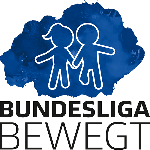 Porträt eines Mannes mit kurzen blonden Haaren und blauen Augen, lächelnd in die Kamera blickend. Er trägt ein rotes T-Shirt.