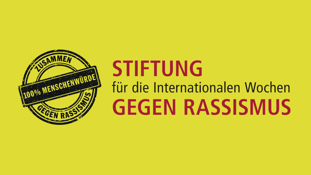 Schwarzer Stempel "Zusammen gegen Rassismus; 100 Prozent Menschenwürde" und "Stiftung für die Internationalen Wochen gegen Rassismus" auf gelbem Hintergrund.