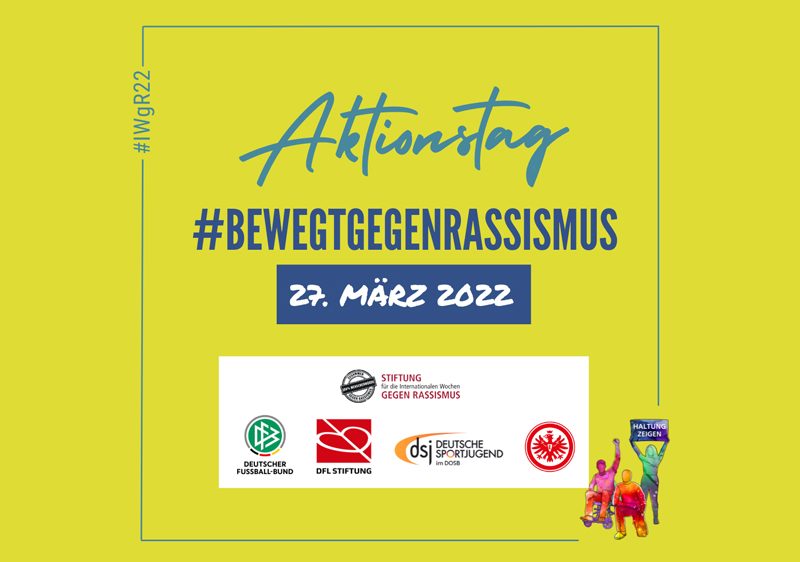 Fußballtor mit verschwommener Darstellung von Spielern im Hintergrund.