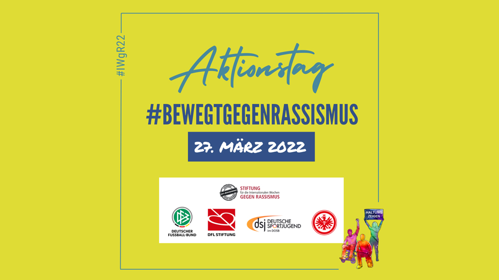 Fußballtor mit verschwommener Darstellung von Spielern im Hintergrund.