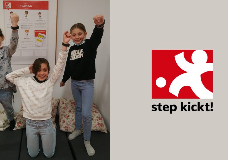 Junge Sportlerinnen und Sportler stehen auf einer Bühne vor einem großen Publikum und nehmen Preise entgegen. Im Hintergrund ist eine Leinwand mit dem Logo der Deutschen Sporthilfe und der Aufschrift "Juniorsportler des Jahres" zu sehen.