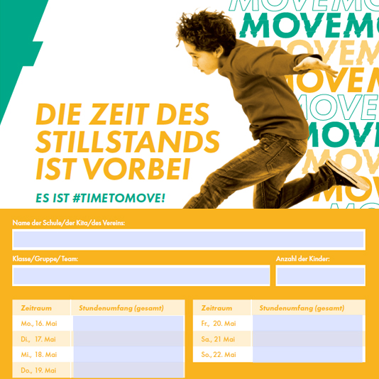 Eine Gruppe von Kindern im Alter von ca. 8-12 Jahren, gekleidet in schwarze T-Shirts mit dem Logo der "Eintracht Frankfurt Pausenliga", steht in einem Gang. Die Kinder schauen lächelnd in die Kamera. Im Hintergrund sind weitere Personen und ein roter Lichteffekt zu sehen.