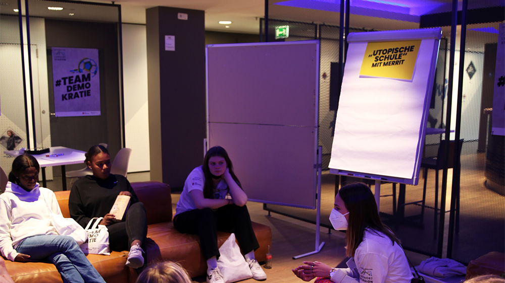 Von Jugendlichen für Jugendliche: Die Schülerin Merrit leitete den Workshop "Utopische Schule".