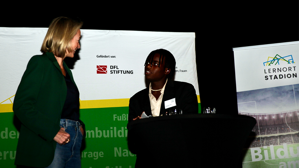 Julia Jäkel, stellvertretende Kuratoriumsvorsitzende der DFL Stiftung tauschte sich mit Tanaka über seine Erfahrungen bei der Planung des Jugend.Politk.Festivals aus