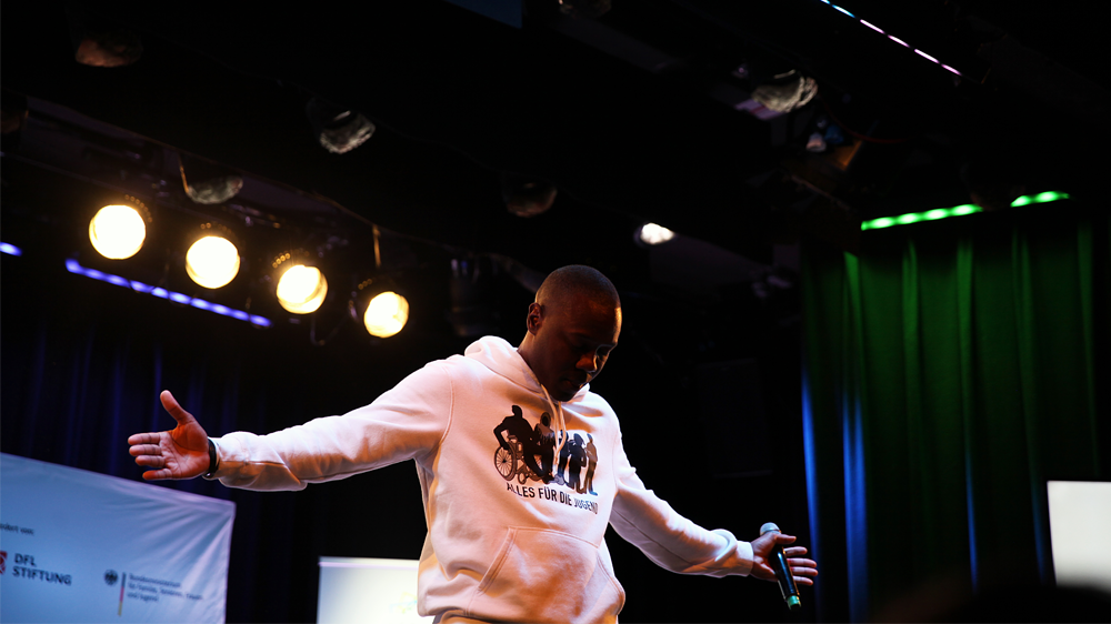 Matondo performte seinen Song "Chancen" beim Hamburger Abend