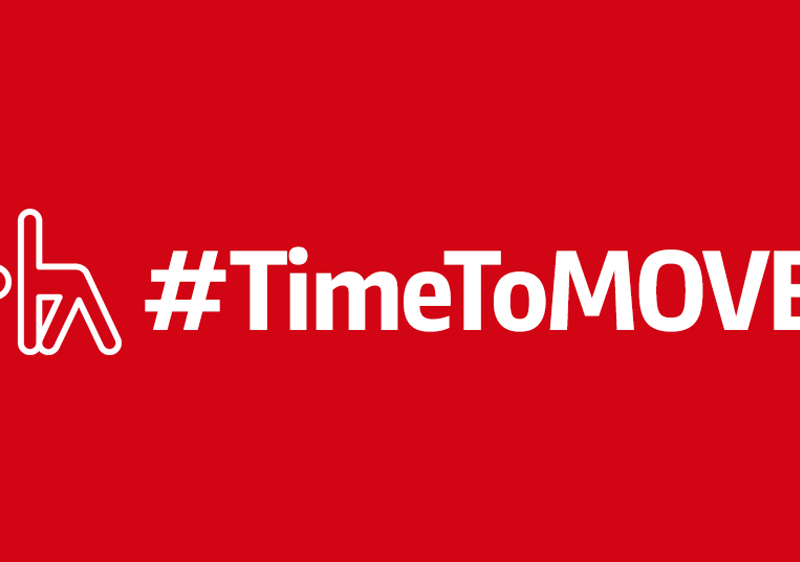 Mannschaften von RB Leipzig und FC Bayern München stehen mit einem Banner auf dem Rasen, auf dem steht: "Strich durch Vorurteile". Die Spieler zeigen sich vereint gegen Diskriminierung. Im Hintergrund ist ein Fußballstadion mit vielen Zuschauern zu sehen.