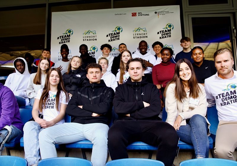 Mehr als 100 Jugendlichen kamen im Volksparkstadion in Hamburg zusammen. Einige davon posierten gemeinsam mit Rapper und Stitftungskurator Matondo Castlo für ein gemeinsames Foto.