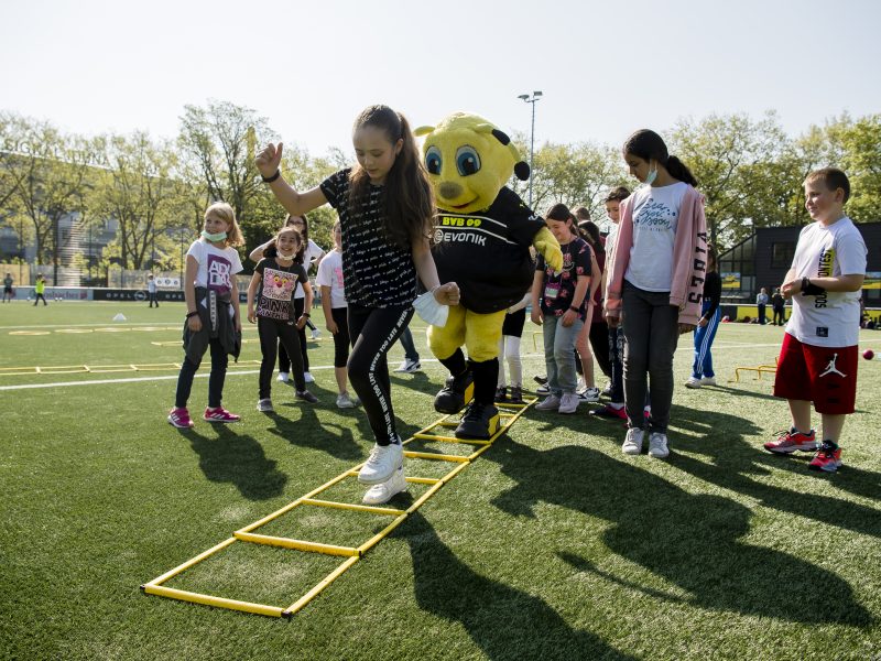 Zitat-Symbol mit Fußballmuster im Zentrum.