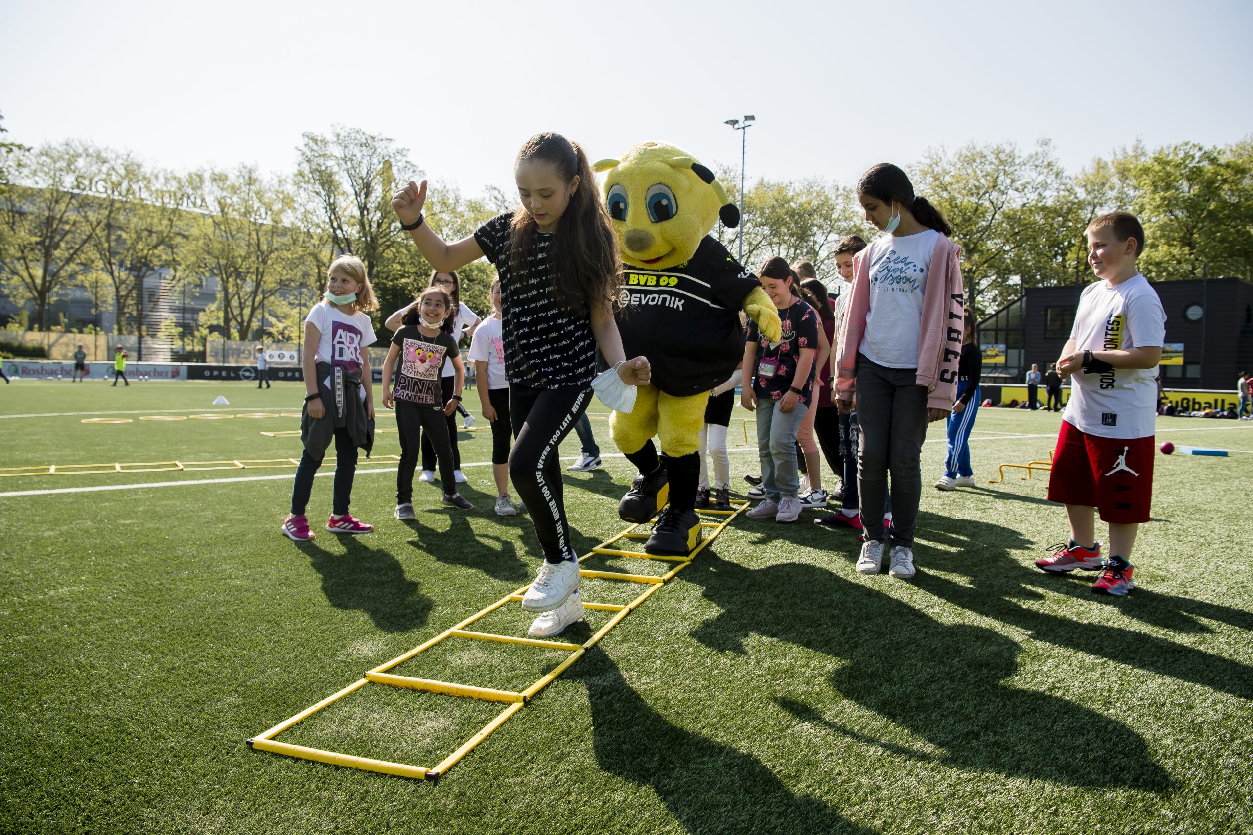 Zitat-Symbol mit Fußballmuster im Zentrum.