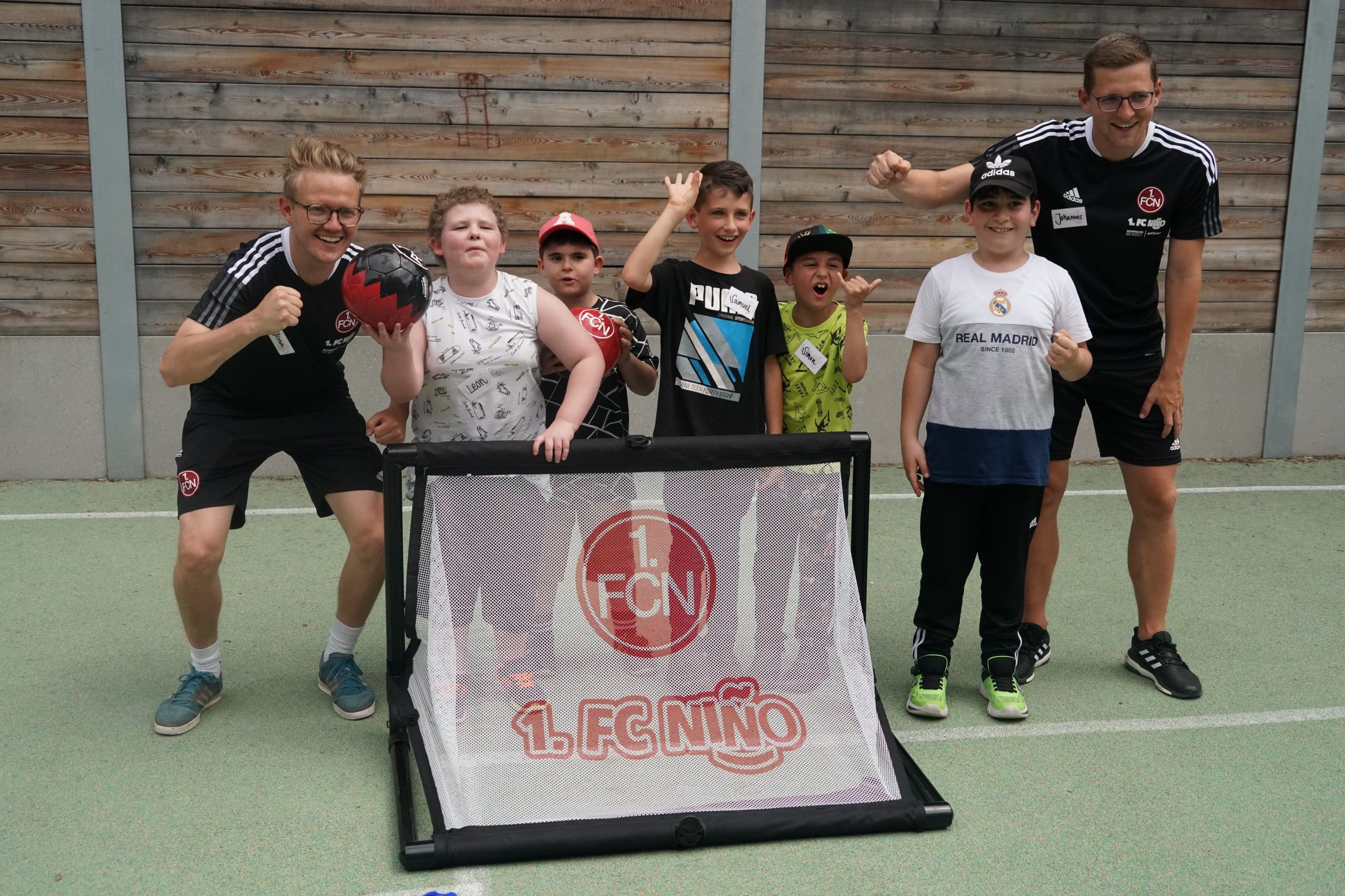 Zwei junge Fußballspieler geben sich nach einem Spiel die Hand – ein Symbol für Fairplay und den Gemeinschaftsgedanken beim FußballFreunde-Cup Nordost 2018 der DFL Stiftung.