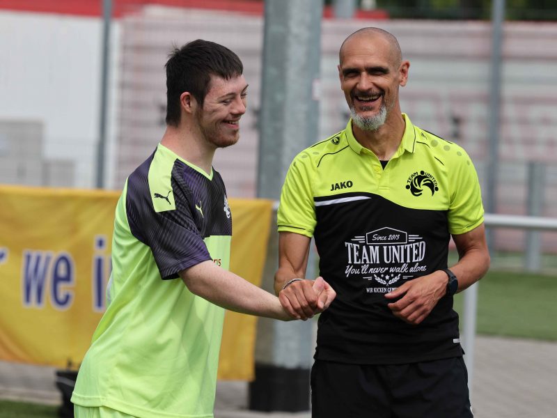 Fabian und Bruno klatschen sich am Seitenrand ab.