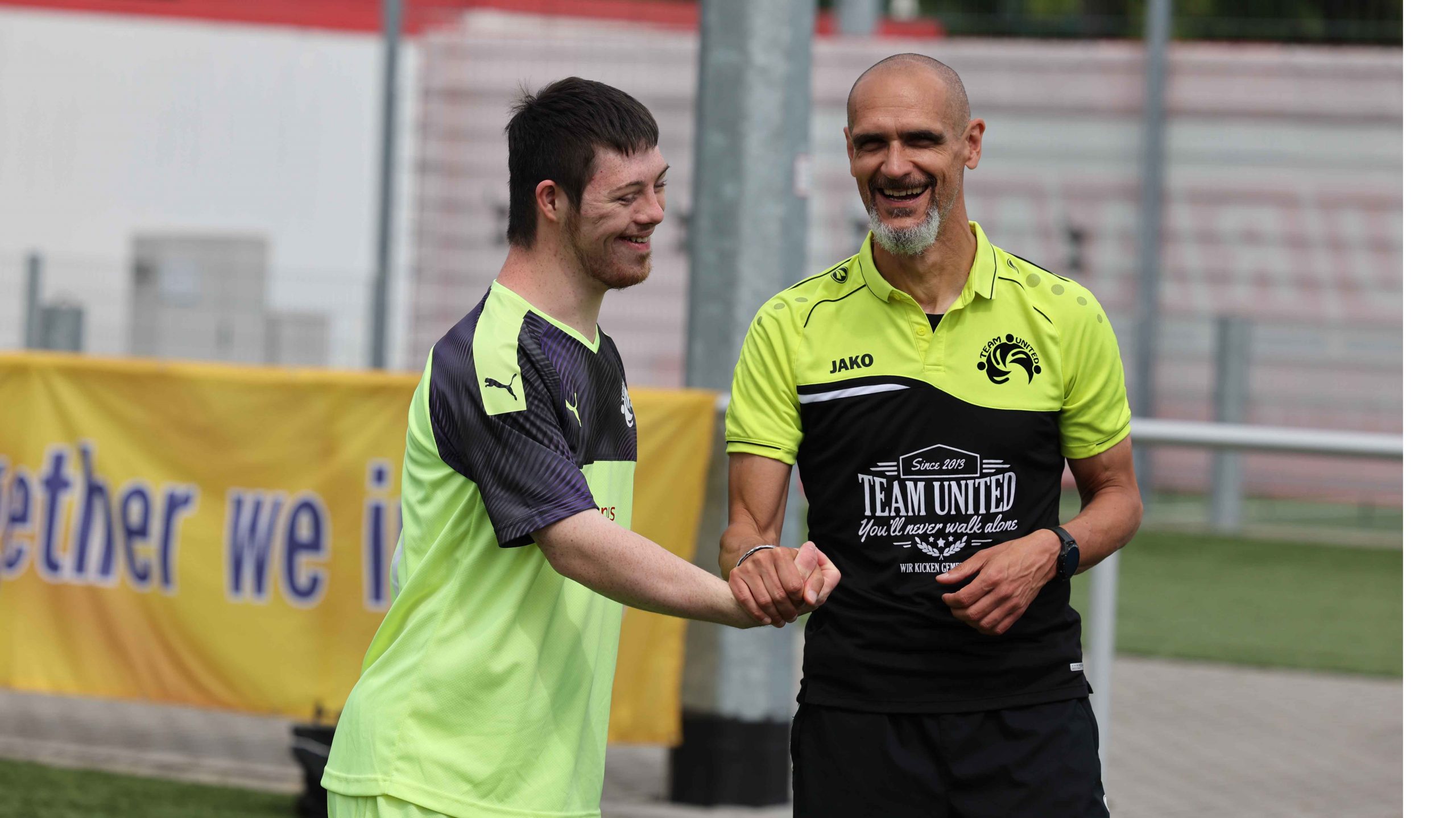 Fabian und Bruno klatschen sich am Seitenrand ab.