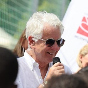 Marcel Reif lacht während der Fragerunde.