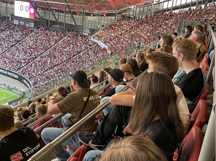 Man sieht die Ränge im Stadion.