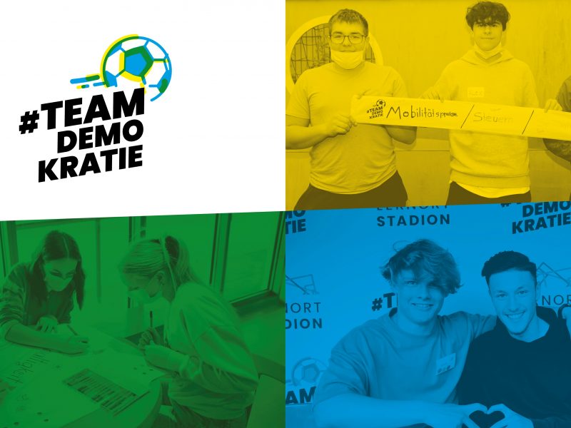 Eine Gruppe junger Fußballspieler in weißen und grauen Trikots läuft mit Freude und Begeisterung in die Kamera. Einige halten Getränkeflaschen in der Hand, während ein Junge im Vordergrund laut jubelt. Im Hintergrund ist eine grüne Fahne zu sehen. Die Aufnahme entstand beim "FußballFreunde"-Cup in der Freiburger Fußballschule und zeigt die Freude am inklusiven Fußball.