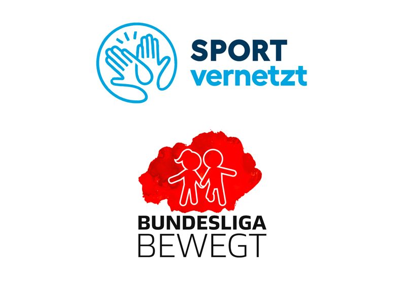 Jubelnde U10-Fußballspieler der DFL Stiftung halten Pokale in die Luft. Im Hintergrund sind weitere Kinder und Erwachsene auf einem Fußballfeld zu sehen.