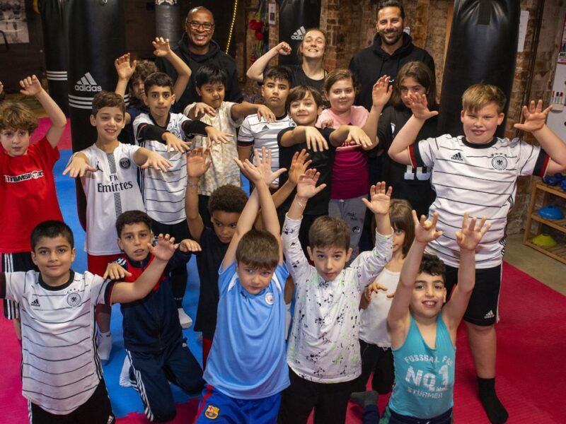 Die teilnehmenden Kindern mit Lena Büchner, Claudio Pizarro und Paulo Sérgio. ,