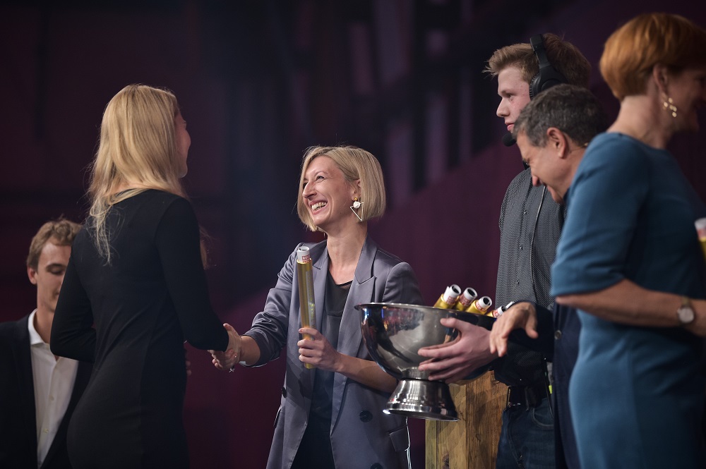 Franziska Fey schüttelt die Hand einer ehemaligen Leistungssportlerin.