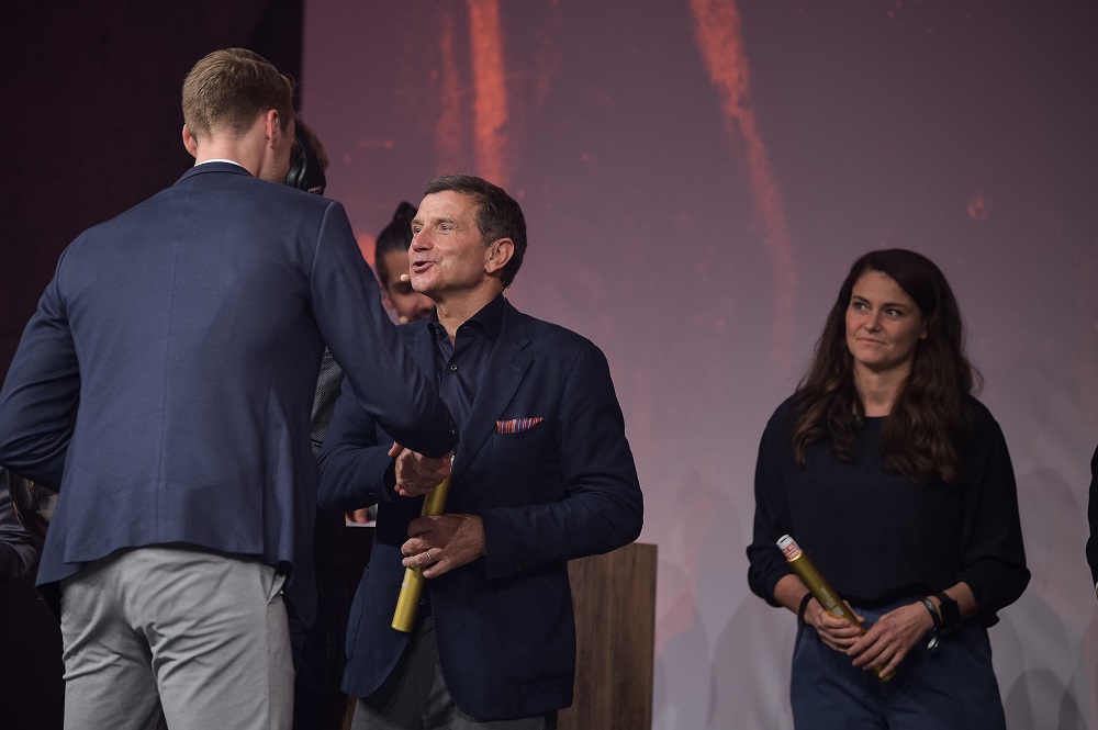 Thomas Berlemann schüttelt die Hand eines ehemaligen Leistungssportlers.