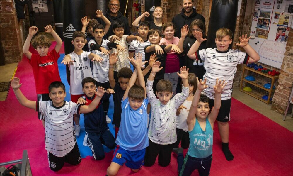 Ein Gruppenbilder der Kinder mit ihren Stars