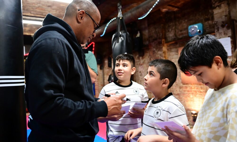 Paulo Sérgio erfüllt gerne die Autogrammwünsche der Kinder.
