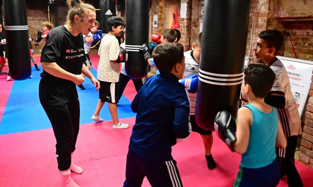 Lena Büchner motiviert die Kinder beim gemeinsamen Boxen.