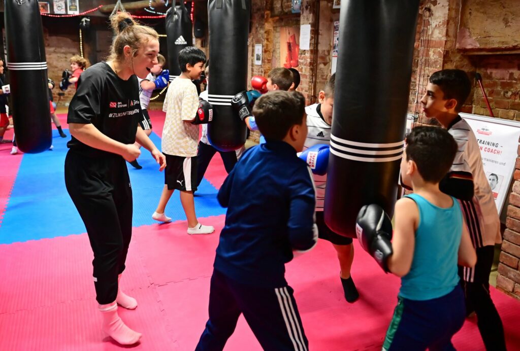 Lena Büchner motiviert die Kinder beim gemeinsamen Boxen.