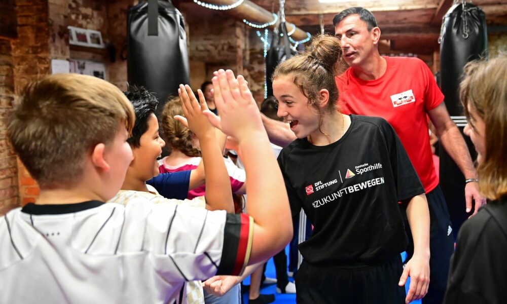 Am Schluss klatschen sich alle noch gegenseitig ab.