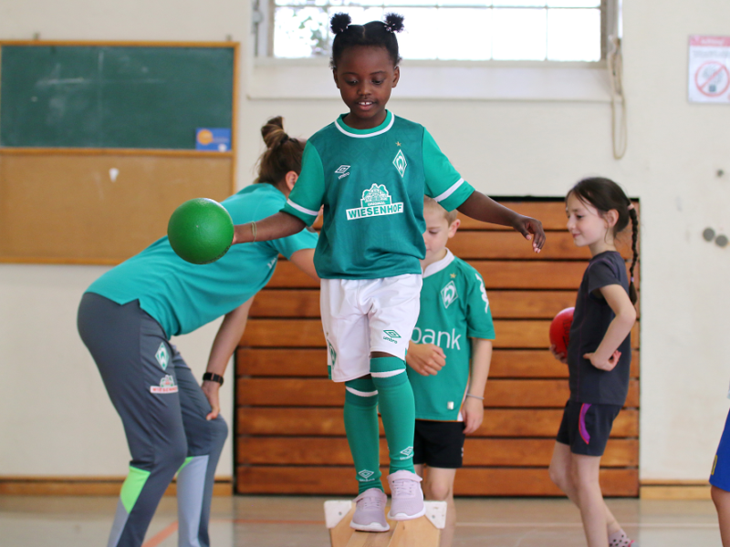 Kinder beim vielfältigen Bewegungsangebot des Werder Spielraums