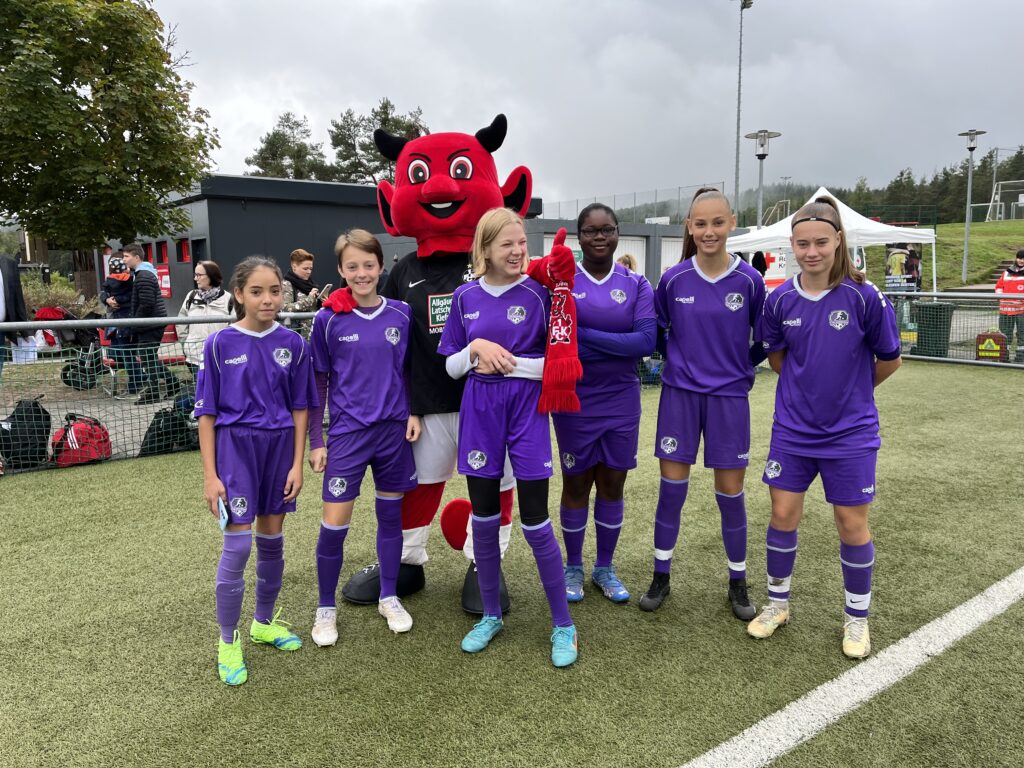 Eine Mädchen Inklusionsmannschaft beim FußballFreunde-Cup in Kaiserslautern