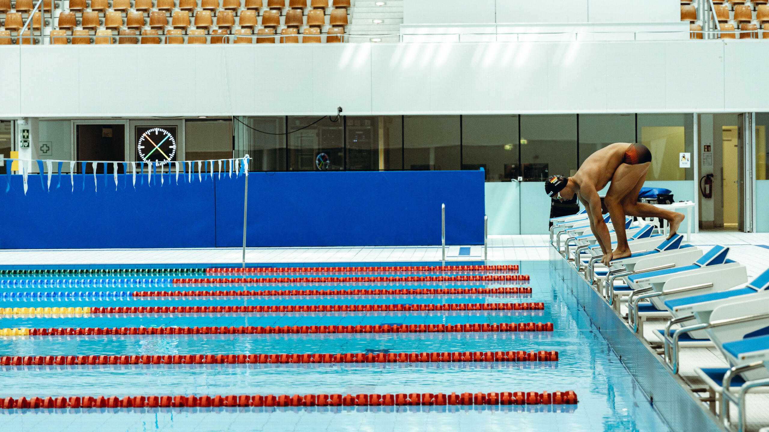 Taliso Engel beim Startsprung Schwimmen