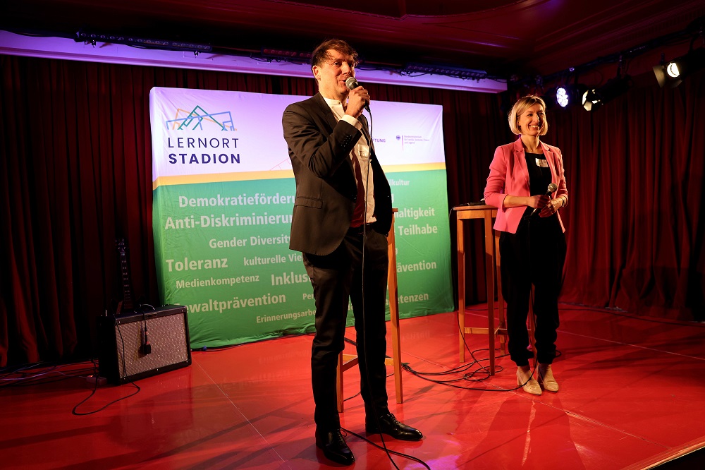 Birger Schmidt, links, und Franziska Fey, rechts, stehen auf einer Bühne.